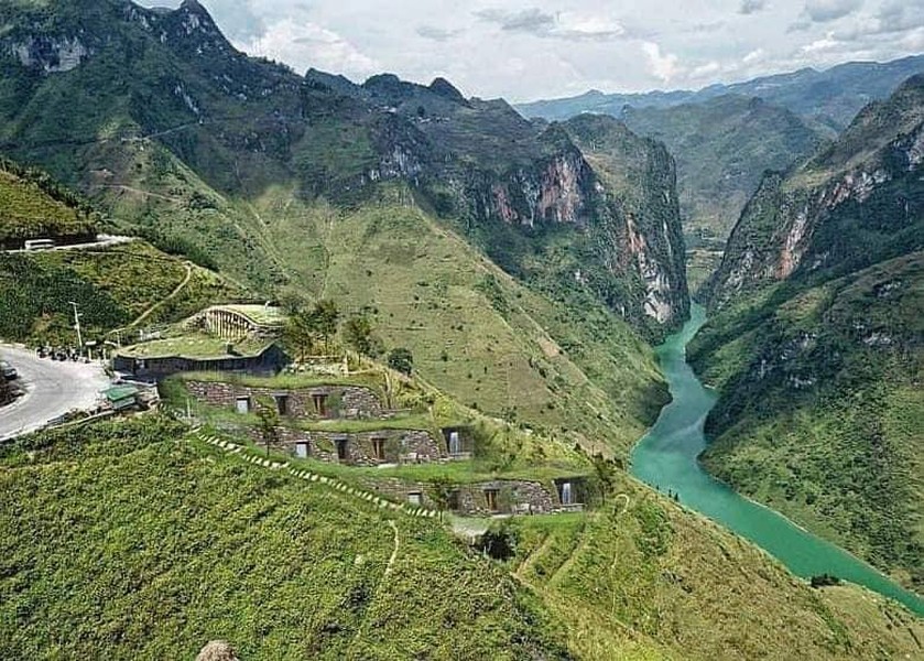 Mới đây, công trình  Mã Pì Lèng Panorama trở thành tâm điểm chú ý khi bị gọi là "cái răng sâu" hay "khối u dị hợm" trên tứ đại danh đèo khu vực phía Bắc. Cùng từ sự việc trên, CĐM đã nhanh tay cho ra đời một số sản phẩm từ chí tưởng tượng và bàn tay photoshop khéo léo.