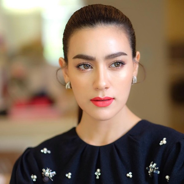 Kimmy Kimberley Anne Tiamsiri là diễn viên, người mẫu mang hai dòng máu Thái Lan - Đức. Không chỉ sở hữu khuôn mặt vô cùng xinh đẹp, "bông hồng lai" còn thu hút được sự chú ý nhờ thân hình cực chuẩn.