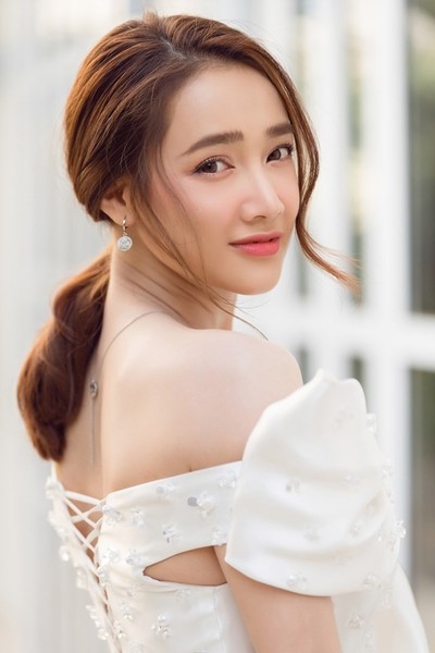 Nhã Phương là nữ diễn viên sở hữu nhan sắc xinh đẹp thuộc hàng đầu showbiz. Sau khi kết hôn với  Trường Giang và sinh con đầu lòng, vẻ đẹp của cô ngày càng đạt tới độ "chín".