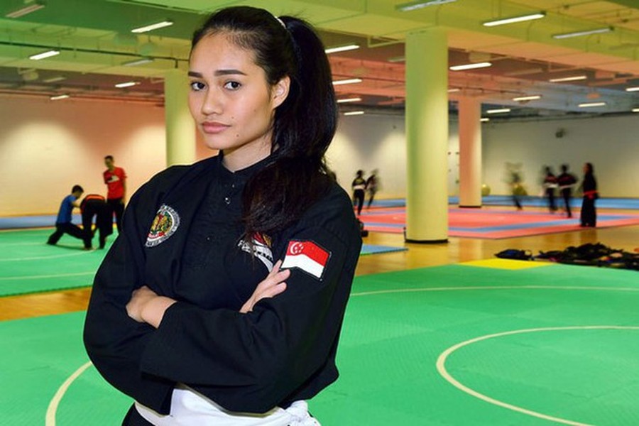 Nurul Suhaila Mohamed Saiful, 24 tuổi được chú ý nhờ việc là VĐV võ pencak silat và cũng là bạn gái của cầu thủ nổi tiếng Singapore, Irfan Fandi Ahmad, con trai của huyền thoại bóng đá Fandi Ahmad.