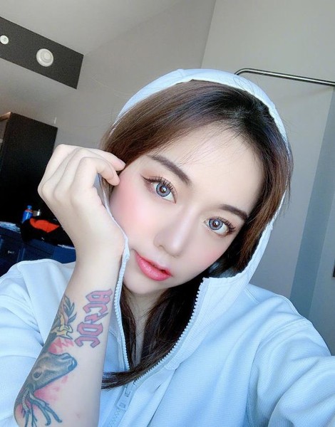 Hình Hiểu Dao (Thượng Hải, Trung Quốc) là một trong những  hot girl Trung Quốc đình đám trên mạng xã hội. Cô sở hữu tài khoản có 5,6 triệu người theo dõi.