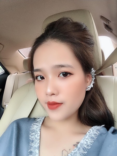 Mới đây, thông tin  Quang Hải đang hẹn hò với hot girl gốc Nghệ An Huyền My gây xôn xao dư luận. Mặc dù lên tiếng phủ nhận, cho biết cô và cầu thủ quê Đông Anh chỉ là bạn bè nhưng những hành động của Huyền My trên Facebook lại hoàn toàn ngược lại.