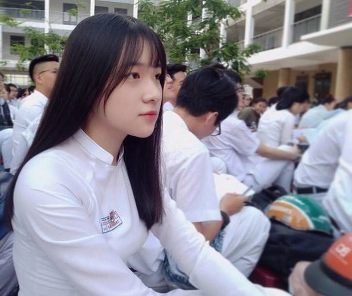 Cách đây không lâu, hình ảnh nữ sinh nữ sinh Vũ Thanh Tâm, 17 tuổi, đang học tại Đà Nẵng mặc áo dài trắng sở hữu  góc nghiêng thần thánh được nhiều fanpage trên mạng xã hội đăng tải khiến nhiều người phát sốt vì qúa xinh đẹp.