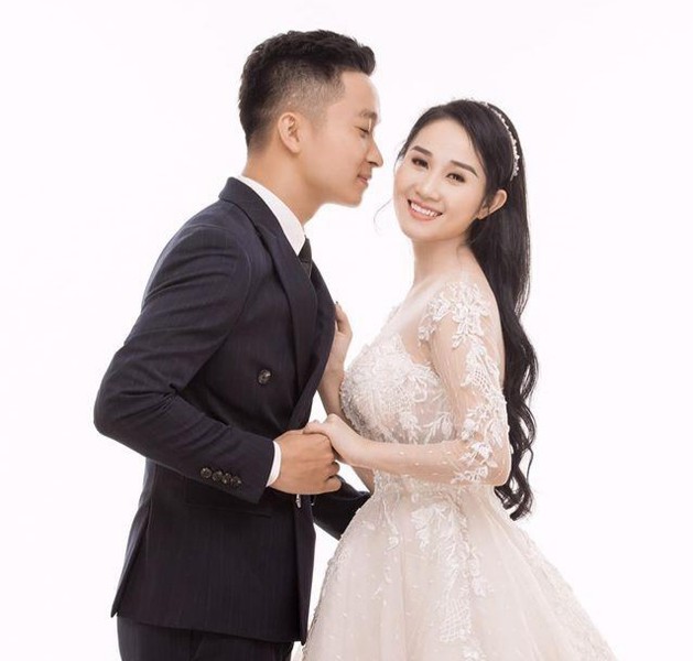 Đêm cuối cùng của năm 2019, bạn gái cũ  Tiến Linh là Ngọc Quyên bất ngờ đăng tải ảnh cưới với trai lạ chỉ sau 2 tháng chia tay nam cầu thủ. Trước đó, cô nàng từng khoe ảnh được cầu hôn trên xe ô tô tuy nhiên không để lộ mặt nam chính.