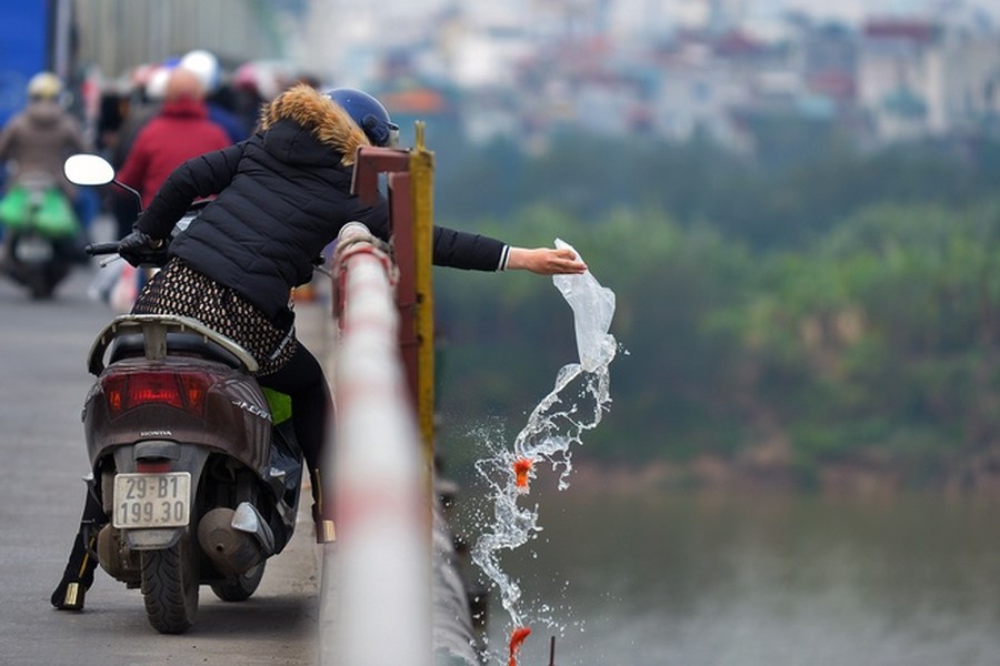 Cứ mỗi năm, vào ngày 23 tháng Chạp, tức là ngày tiễn  ông Công ông Táo về trời, người dân lại nô nức cúng bái, mua cá chép vàng đem ra sông, hồ, ao thả với ý nghĩa để Táo Quân cưỡi lên trời vừa để phóng sinh. Thế nhưng những ý nghĩa tốt đẹp thì ít mà hình ảnh xấu xí lại xuất hiện tràn ngập trên mạng xã hội khiến cộng đồng ngán ngẩm.