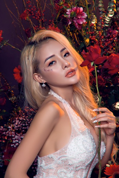  Ngân 98 nổi tiếng là hot girl chuyên làm trò lố, tạo dáng chụp ảnh phản cảm và thường xuyên dính vào chuỗi những scandal dài như "cô dâu 8 tuổi", không có hồi kết.