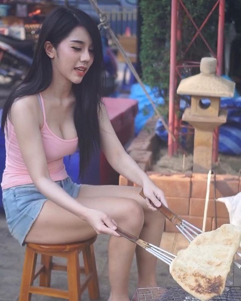 Năm 2018, clip " hot girl đồ ăn vặt" Narumon Yasachai (sinh năm 1994) chăm chú nướng bánh đa mè trên phố - một loại bánh truyền thống phổ biến ở Thái Lan - được dân mạng nhiệt tình chia sẻ. Dù tay chân còn khá vụng về, Yasachai nhận về nhiều lời khen nhờ nhan sắc xinh đẹp, thân hình chuẩn.