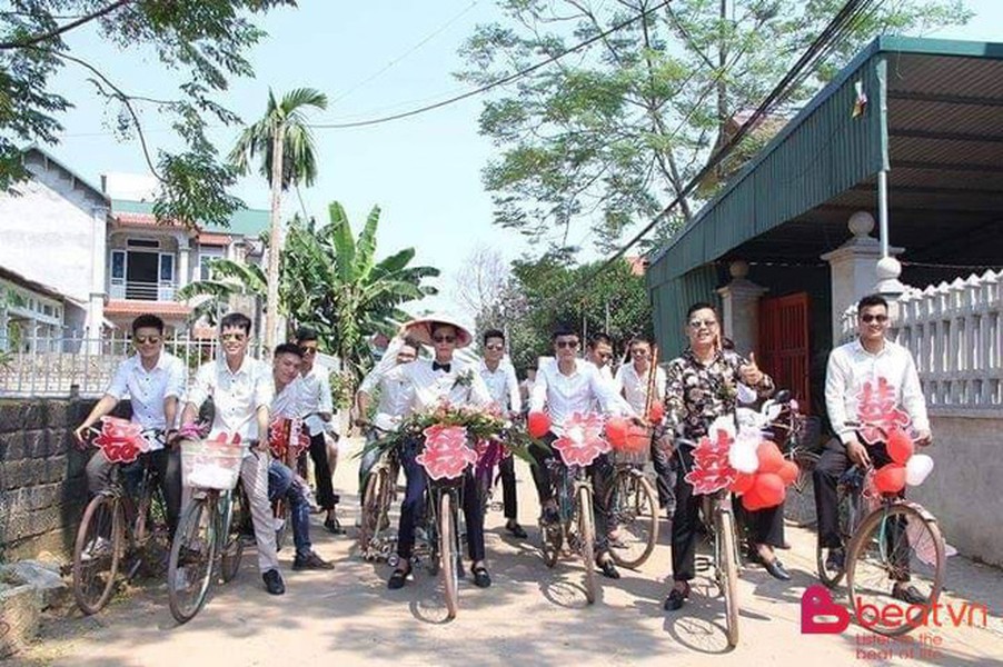 Với suy nghĩ cả đời mới cưới 1 lần nên rất nhiều người chịu chi cho đám cưới, sẵn sàng bỏ ra một số tiền lớn đầu tư rạp hoa, thuê xe sang để gây ấn tượng. Chính vì vậy, những hình ảnh về một đám cưới quê  đón dâu bằng dàn xe đạp Phượng Hoàng huyền thoại mới đây được một trang fanpage đăng tải thu hút sự quan tâm của cộng đồng mạng vì quá lạ lùng.