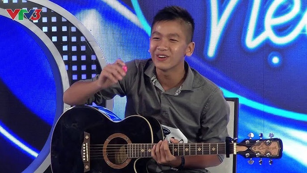 Những người quan tâm đến Vietnam Idol hẳn còn nhớ anh chàng Nguyễn Duy Quang, từng khiến ca sĩ Thu Minh hết lời khen ngợi vì phong cách cool ngầu, vừa đàn vừa hát bài Em không quay về.