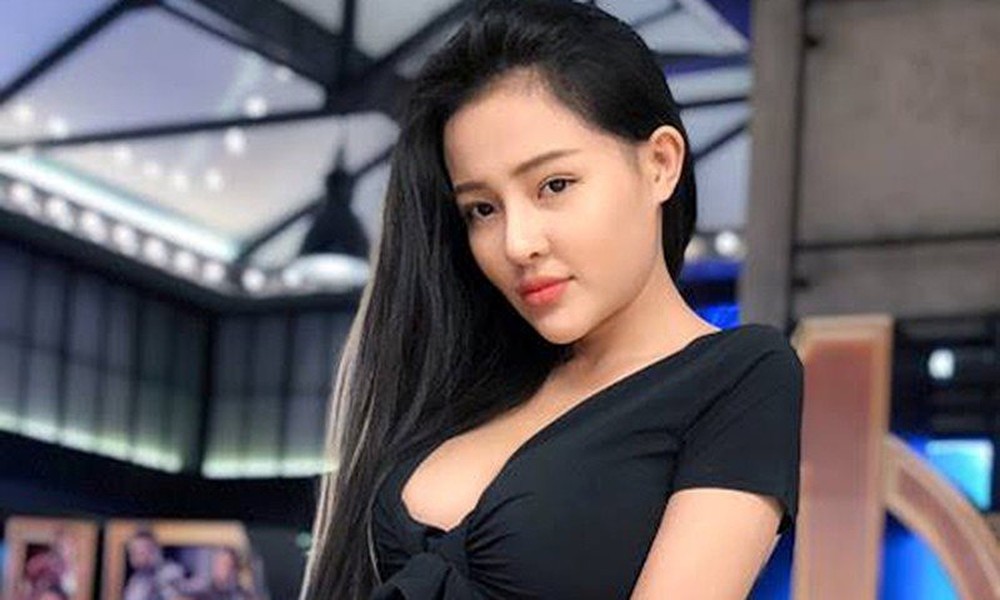 Nổi tiếng là một hot girl với bề dày "thành tích" khi chuyên đi gây sự với nhiều ngôi sao trong showbiz,  Ngân 98 không ít lần hứng chịu chỉ trích từ cộng đồng mạng.