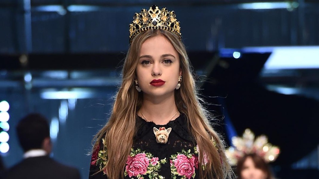 Không đơn thuần chỉ là  công chúa nước Anh, Amelia Windsor còn được mệnh danh là một fashionista và người mẫu có tiếng trong giới thời trang. Cô là cháu gái của Hoàng tử Edward, anh họ Nữ hoàng Anh, và đứng ở vị trí thứ 39 trong danh sách kế vị ngai vàng. Ảnh: Times.