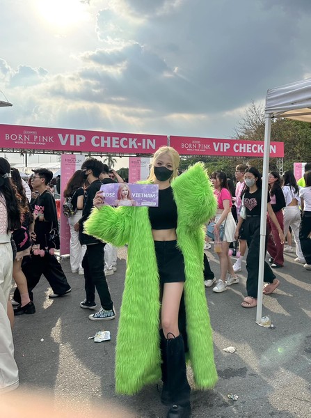 Nhiều người đến giờ vẫn còn ấn tượng với 1 cô gái đã cosplay thành Rosé Blackpink khi đi xem concert của nhóm. Trang phục của cô nàng diện khiến nhiều người phải thán phục vì độ chịu chơi, vì diện hẳn chiếc áo lông trong ngày thời tiết cực kỳ nóng bức.