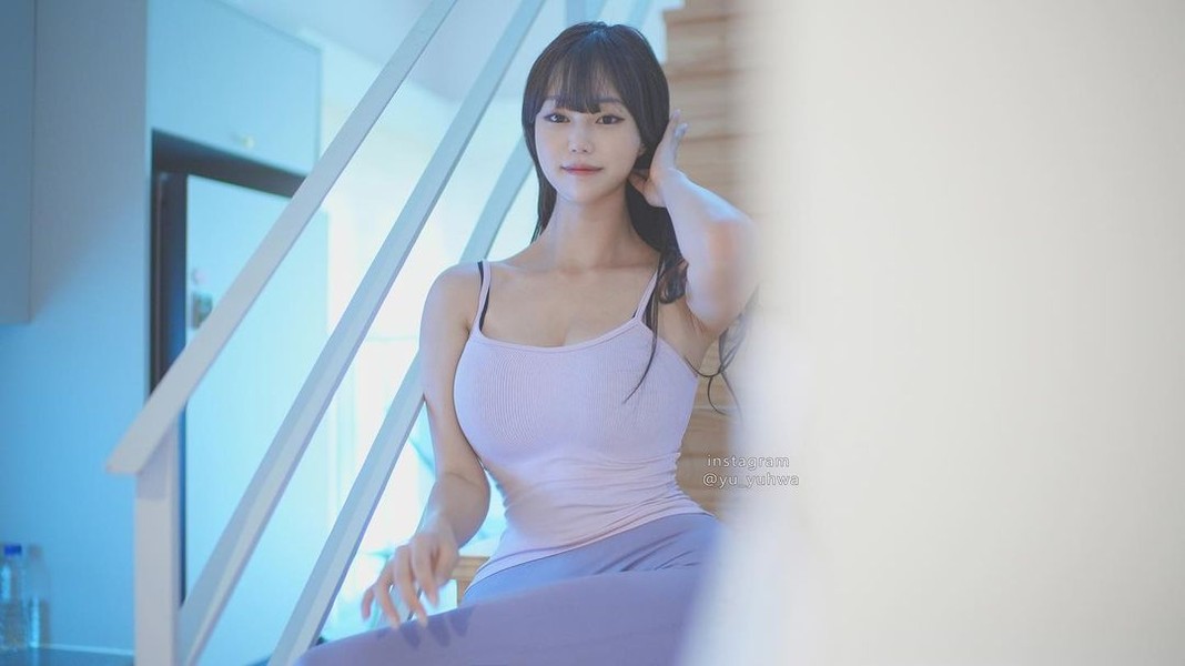 Yuyuhwa là một hot girl 26 tuổi đến từ Hàn Quốc. Cô nàng nổi lên nhờ những bức ảnh khoe vòng 3 ngoại cỡ cực khủng.