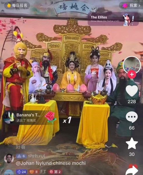 Để nói về ngành livestream bán hàng trực tuyến thì Trung Quốc có thể coi là quốc gia đứng đầu trong lĩnh vực này. Đã nhiều phen "anh bạn láng giềng" khiến netizen Việt phải há hốc miệng vì những ý tưởng táo bạo cũng như độ chịu chơi của các ông chủ ngành hàng lớn xứ Trung.