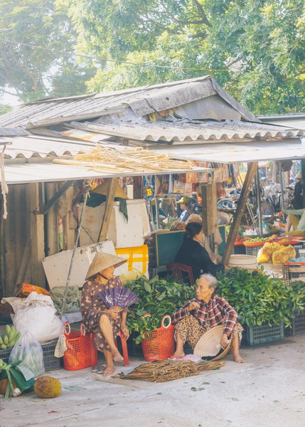 Một người con của Huế đã ghi lại khung cảnh bình yên tại một chợ quê nhỏ. Màu ảnh nhẹ nhàng, trong vắt gợi lại cho nhiều người mảnh kí ức xưa từ thời thơ ấu.