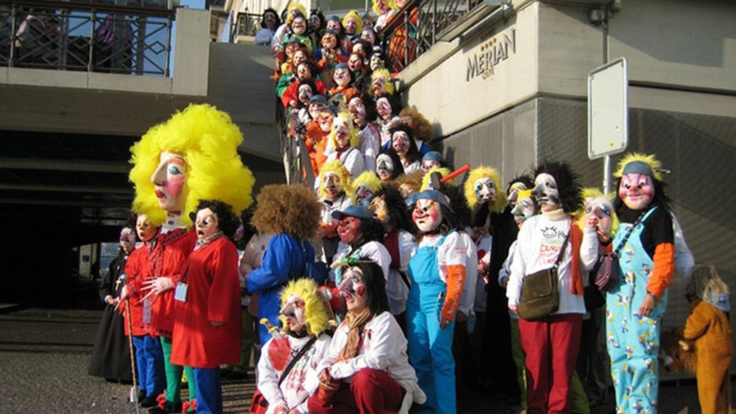 Basel, Thụy Sĩ: Được biết đến với tên Fasnacht, là  lễ hội nổi tiếng nhất tại Thụy Sĩ. Lễ hội này thường bắt đầu một tuần sau các lễ hội Carnival ở khắp mọi nơi với confetti được tung ra từ khắp mọi nơi và đoàn người diễu hành với những chiếc mặt nạ khổng lồ.