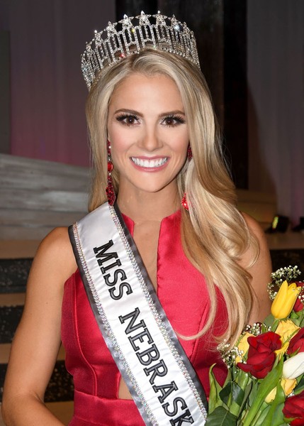 Chung kết  Hoa hậu Mỹ (Miss USA) vừa kết thúc cách đây ít giờ. Người đẹp Sarah Rose Summers đến từ bang Nebraska đăng quang ngôi vị cao nhất. Đây là lần đầu tiên trong lịch sử 67 năm của cuộc thi, một đại diện bang Nebraska giành được vương miện cao quý.