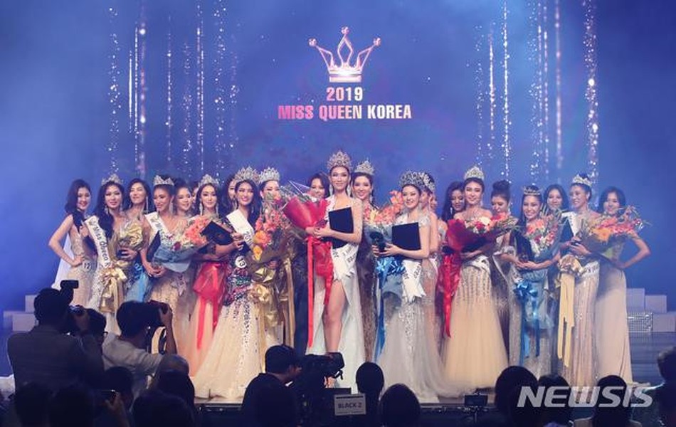 Tối 5/9, cuộc thi Miss Queen Korea 2019 diễn ra tại một khách sạn sang trọng ở Seoul (Hàn Quốc). Miss Queen Korea bắt đầu được tổ chức từ năm 2018 nhằm tìm ra đại diện tham dự ba cuộc thi Miss Universe ( Hoa hậu Hoàn vũ), Miss World (Hoa hậu Thế giới) và Miss Supranational (Hoa hậu Siêu quốc gia).