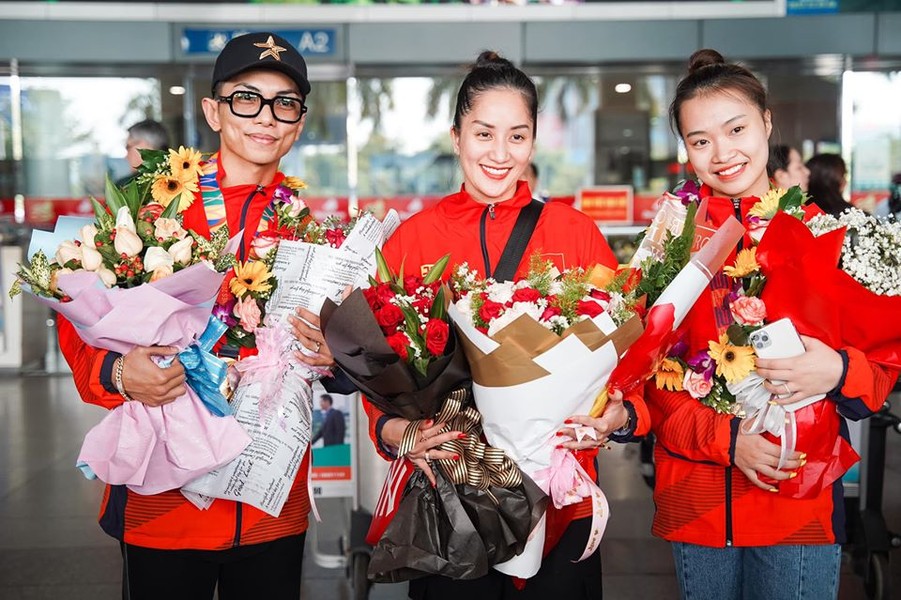 Sau chiến thắng vang dội với huy chương vàng tại SEA Game 30, vợ chồng  Phan Hiển - Khánh Thi đã về nước trong sự chào đón của người thân, bạn bè.