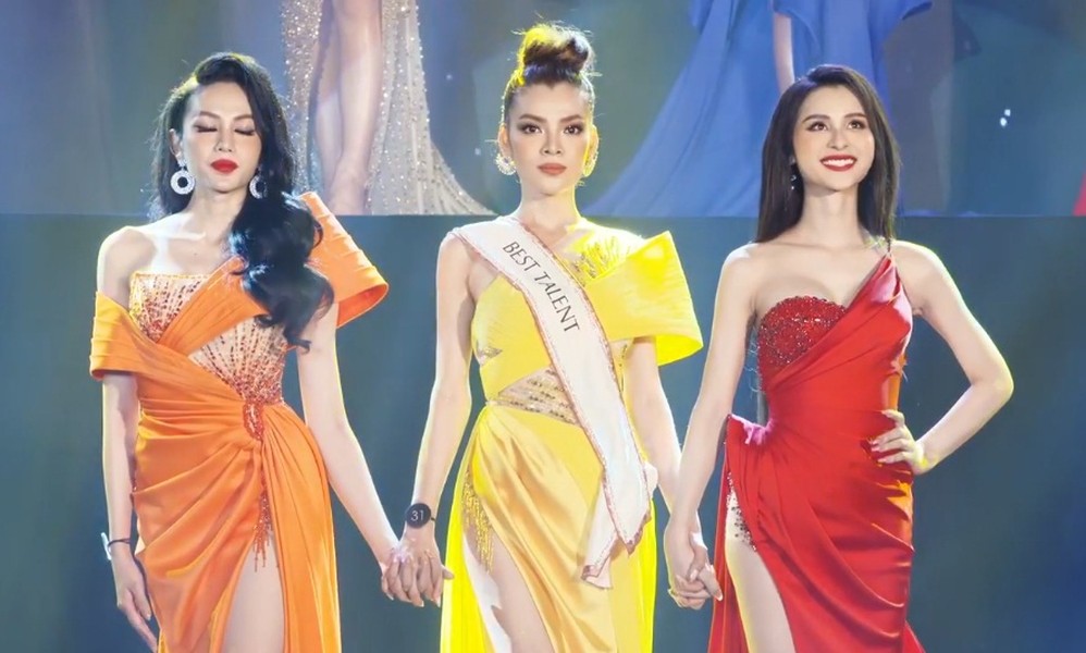 Tối 24/1, chung kết Miss International Queen Vietnam - Đại sứ Hoàn mỹ 2020 (hay còn gọi Hoa hậu Chuyển giới Việt Nam) chính thức lên sóng. Được biết đêm thi đã được ghi hình bí mật vào tối 17/1 trước đó. Nhan sắc  Phùng Trương Trân Đài nổi bật trong top 3.