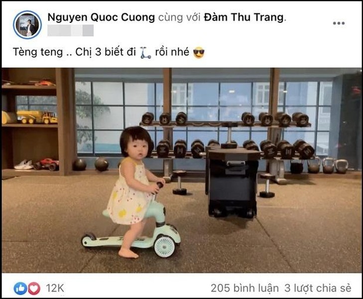 Mới đây,  Cường Đô La hào hứng khoe clip con gái Suchin tập đi xe đạp. "Tèn ten, chị ba biết đi xe rồi nhé", nam doanh nhân viết kèm. Đáng chú ý, dưới phần bình luận, nhiều bạn bè hào hứng tám chuyện với Cường Đô La về việc có thêm con. 