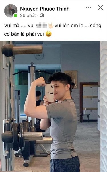 Vào mùa dịch, ngoài công việc,  Noo Phước Thịnh dành thời gian đến phòng gym để tập luyện. Mới đây, Noo Phước Thịnh đăng ảnh khoe cơ bắp cuồn cuộn ở phòng tập gym. Nam ca sĩ chia sẻ: ''Vui mà, vui, vui lên em ơi. sống cơ bản là phải vui''.