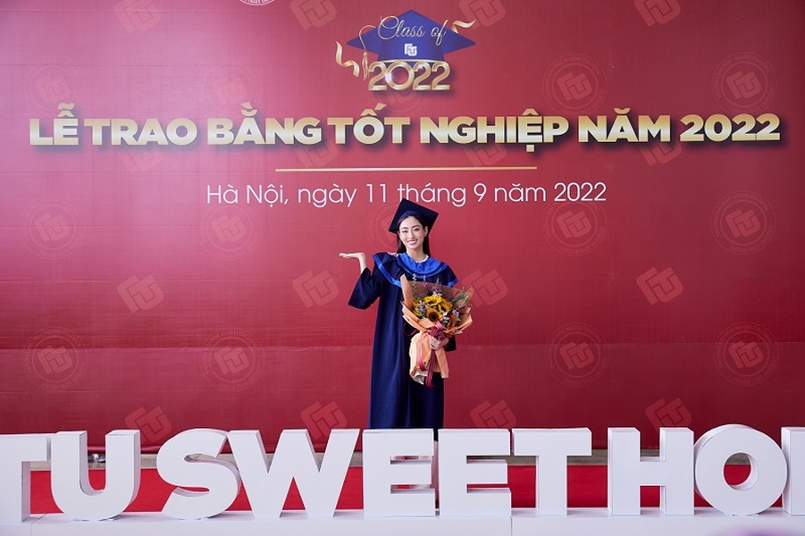 Ngày 11/9, Hoa hậu  Lương Thùy Linh chính thức tốt nghiệp Đại học Ngoại thương sau 4 năm học tập. Cô nàng khoe tấm bằng cử nhân loại xuất sắc ngành Kinh tế đối ngoại, chương trình chất lượng cao giảng dạy bằng tiếng Anh với số điểm 3.6/4.0.