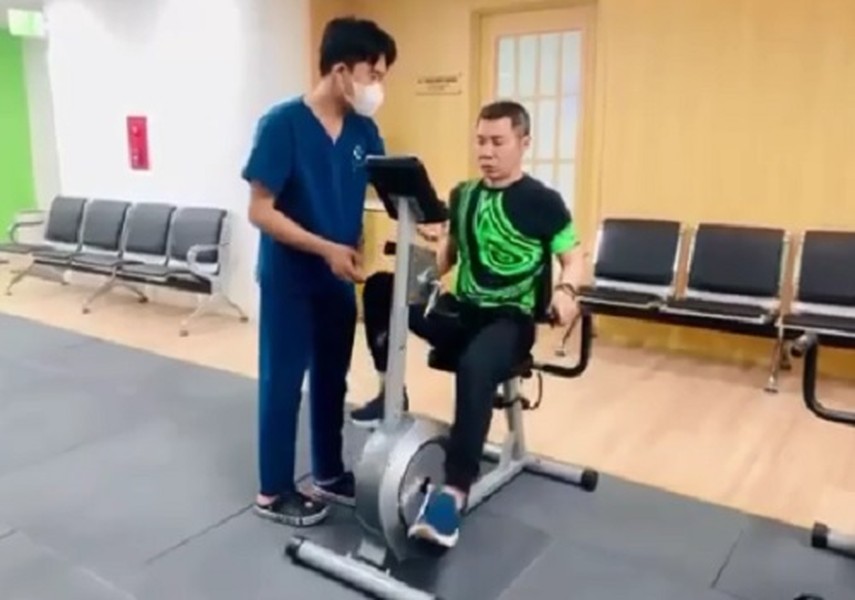 Trên trang cá nhân, Ngọc Hà - vợ NSND  Công Lý vừa chia sẻ clip chồng được bác sĩ cho tập đạp xe, leo cầu thang. Qua clip, nghệ sĩ Công Lý đi lại tốt hơn so với trước.