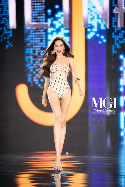 Tối 22/10, các thí sinh của Miss Grand International 2023 bước vào đêm bán kết tại TPHCM với hai phần trình diễn hấp dẫn trong trang phục dạ hội và áo tắm.