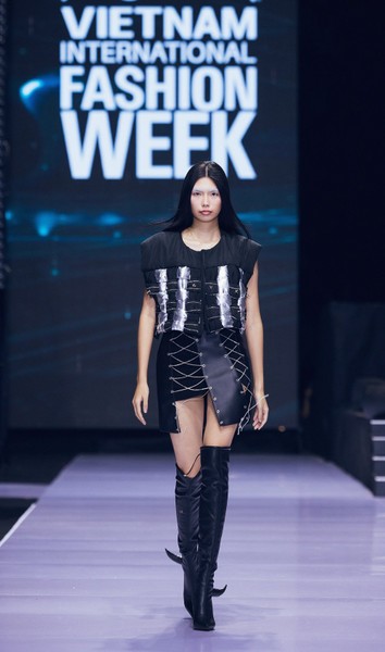 Tối 9/11, tại sự kiện Vietnam International Fashion Week 2023,  NTK Phạm Trần Thu Hằng chính thức ra mắt bộ sưu tập mang tên “Mad 1- Variation” với 25 bộ trang phục lấy ý tưởng từ sự biến dị và đột biến của thế giới sinh vật.