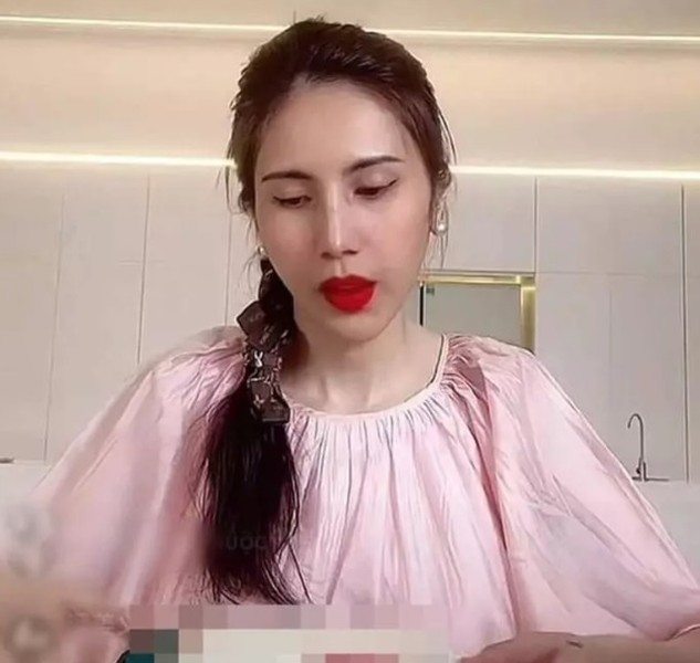 Gần đây,  Thủy Tiên livestream bán hàng sau thời gian dài ở ẩn trên mạng xã hội. Tuy nhiên, bà xã Công Vinh nhận nhiều chỉ trích, mỉa mai của cộng đồng mạng.