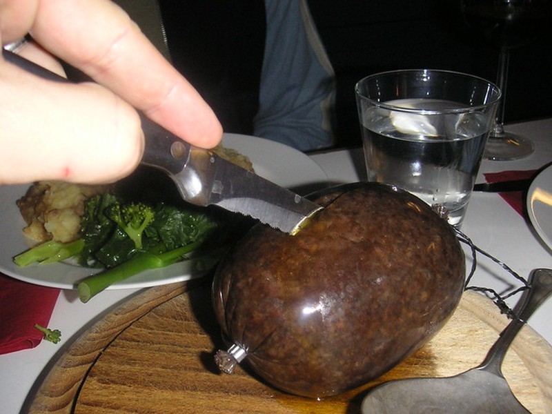  1. Haggis – Scotland: Haggis là món ăn được làm từ gan, tim và phổi cừu băm nhỏ, sau đó nấu chín bên trong dạ dày của động vật. Haggis có bề ngoài tương tự như xúc xích và được phục vụ với khoai tây nghiền hoặc chiên lên ăn vào bữa sáng. Mặc dù có vẻ ngoài trông kém hấp dẫn nhưng nó lại có hương vị khá ngon. Nếu không ngại, bạn hoàn toàn có thể thử  món ăn kinh dị này khi đến Scotland.