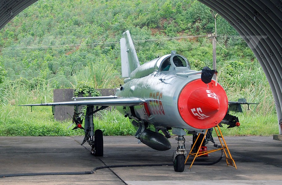 Trên khắp 3 miền, các máy bay tiêm kích MiG-21 đang ngày đêm trực chiến sẵn sàng cất cánh đánh chặn kẻ địch. Mặc dù đã “cao tuổi” nhưng MiG-21 vẫn là chiến đấu cơ chủ lực của Không quân Nhân dân Việt Nam. Ảnh: Airlines.net 