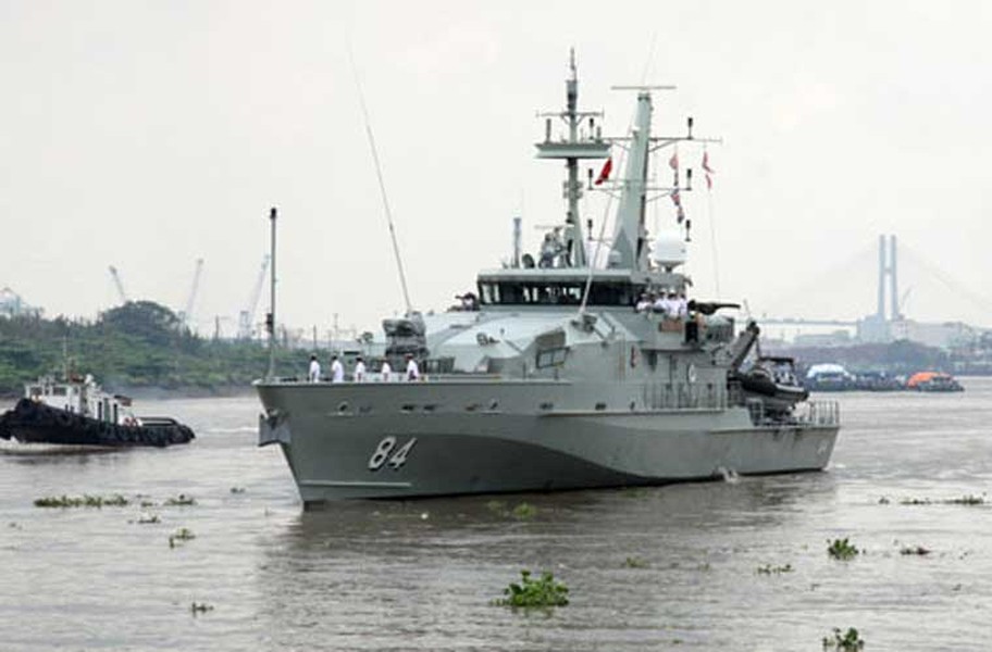 Sáng hôm qua (25/9), tàu HMAS Larrakia của Hải quân Hoàng gia Australia (RAN) do Thiếu tá David Mc Pherson làm thuyền trưởng cùng 33 sĩ quan và thủy thủ, đã cập cảng TP Hồ Chí Minh, bắt đầu chuyến thăm 4 ngày. Trong ảnh là tàu HMAS Larrakia trên sông Sài Gòn.