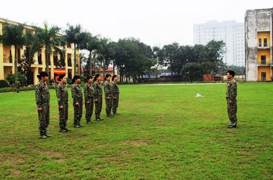 Bình thường họ là những “bóng hồng”- nhân viên tài chính, thông tin, bảo mật, quân y…, rất giỏi công việc chuyên môn. Khi ra bãi tập, họ can trường, dũng cảm và mau lẹ, ra đòn dũng mãnh như những chiến đấu viên thực thụ. Họ là hội viên Hội Phụ nữ thuộc Lữ đoàn Đặc công 1 (Binh chủng Đặc công Việt Nam).