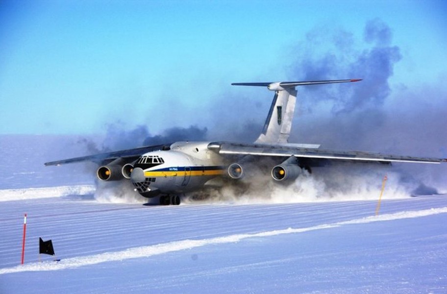 Ilyushin Il-76, còn có tên Candid theo định danh của NATO, là một máy bay vận tải chiến lược đa năng được trang bị 4 động cơ do Cục thiết kế Ilyushin (Liên Xô) chế tạo.