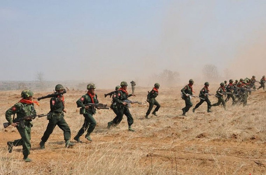 Do lệnh cấm vận kéo dài từ Mỹ và phương Tây, trong suốt nhiều năm  Myanmar chủ yếu mua vũ khí Trung Quốc. Vì vậy, không lạ gì khi quốc gia này được xem là nước dùng vũ khí Trung Quốc nhiều nhất tại khu vực Đông Nam Á. “Vũ khí made in China” xuất hiện chiếm số lượng lớn ở các lực lượng lục quân, không quân và hải quân.