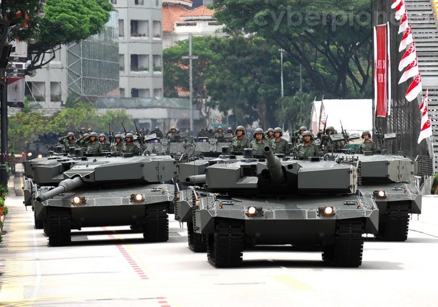 Toàn bộ  Quân đội Singapore chỉ có quân số khoảng 71.000 người. Nhỏ hơn rất nhiều so với nhiều nước khác trong khu vực. Nhưng đội quân này lại trang bị những vũ khí hiện đại nhất khu vực được nhập khẩu từ những nền công nghiệp quốc phòng tiên tiến (Mỹ, Đức, Israel).