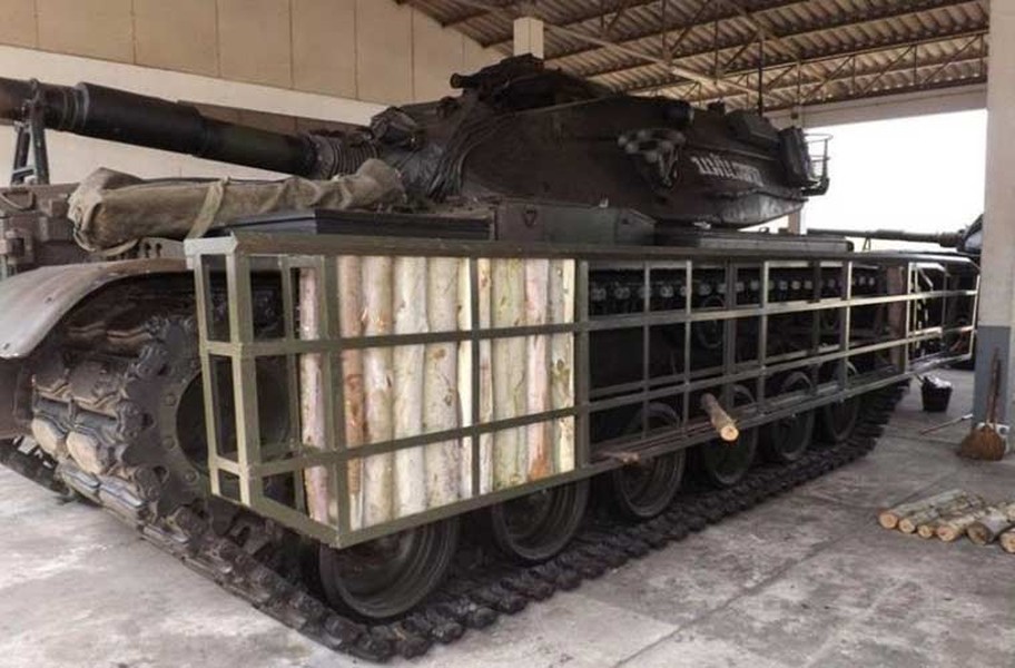 Theo đó, ở hai hông thân và tháp pháo  xe tăng M60A3 Thái Lan được trang bị thêm các giá lắp các thanh gỗ bên trong. Các trang mạng Thái Lan bình luận rằng đó là giáp gỗ ốp ngoài tăng cường khả năng bảo vệ tăng.