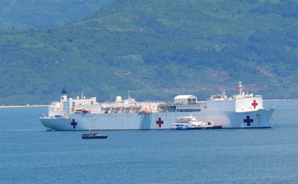 Ngày 17/8, tàu Bệnh viện USNS Mercy (T-AH19) và tàu Vận tải siêu tốc USNS Millinocket (JHSV-3) của  Hải quân Mỹ cùng hơn 1.000 thành viên quân sự và dân sự đã cập cảng Tiên Sa (TP Đà Nẵng) để thực hiện Chương trình Đối tác Thái Bình Dương 2015 (PP 2015). Ảnh: Tàu Bệnh viện USNS Mercy trên vịnh Đà Nẵng.