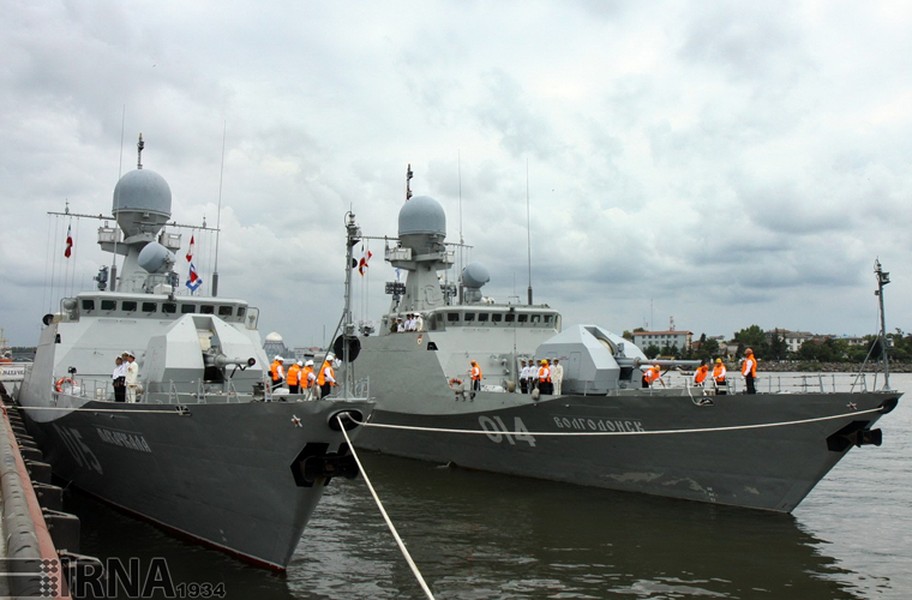 Gần đây, hai  tàu pháo lớp Buyan của Hải quân Nga gồm RFS Mahachkala (015) và RFS Volgodonsk thuộc Tiểu Hạm đội Caspian đã có chuyến thăm quân cảng Bandar Anzali, Iran 3 ngày. Bên cạnh một chuyến thăm xã giao, không loại trừ khả năng Nga đang có ý chào hàng Hải quân Iran loại tàu pháo hiện đại này.