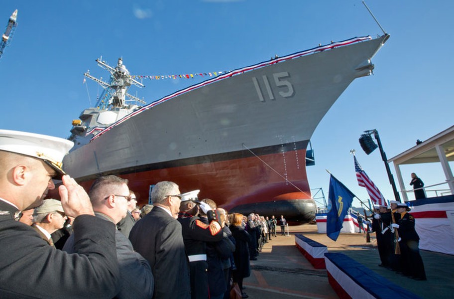 Hôm 31/10, tại nhà máy Bath Iron Works đã diễn ra lễ rửa tội cho  khu trục hạm USS Rafael Peralta (DDG-115) - tàu chiến thứ 65 thuộc lớp Arleigh Burke.