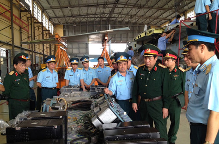 Trong chuyến công tác tại miền Trung, Đại tướng Phùng Quang Thanh - Bộ trưởng Quốc phòng đã có chuyến thăm và làm việc tại nhà máy hàng không A32. Ở đây, Đại tướng Phùng Quang Thanh đã thăm và kiểm tra công tác sửa chữa các loại máy bay tiêm kích do đơn vị đảm nhiệm. Phát biểu tại A32, Đại tướng Phùng Quang Thanh mong muốn rằng, Nhà máy tiếp tục đẩy mạnh sáng kiến cải tiến kỹ thuật, làm chủ các công nghệ mới, nâng cao khả năng sửa chữa, tăng hạn vũ khí trang bị bảo đảm cho các đơn vị nâng cao sức mạnh chiến đấu.