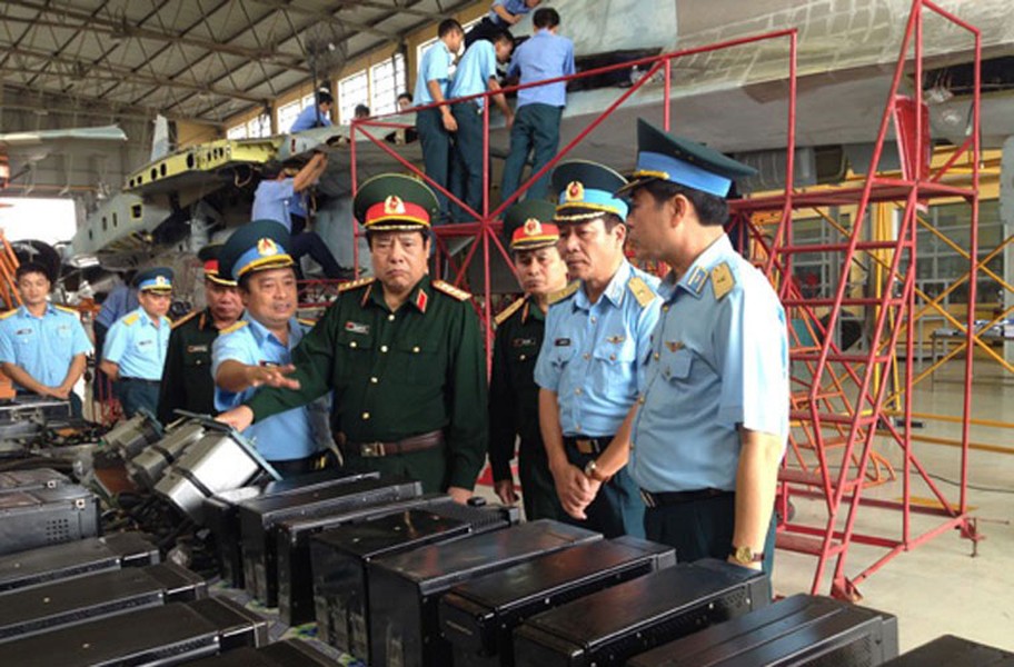 Hình ảnh tiêm kích Su-27SK đang được sửa chữa lại nhà máy hàng không A32, Quân chủng Phòng không – Không quân được xem là một trong những bức  ảnh quân sự ấn tượng nhất tuần qua. Nó thể hiện sự tiến bộ vượt bậc của công nghiệp quốc phòng Việt Nam, khi đại tu sửa chữa tăng hạn cho những tiêm kích thế hệ 4 cực kỳ hiện đại.