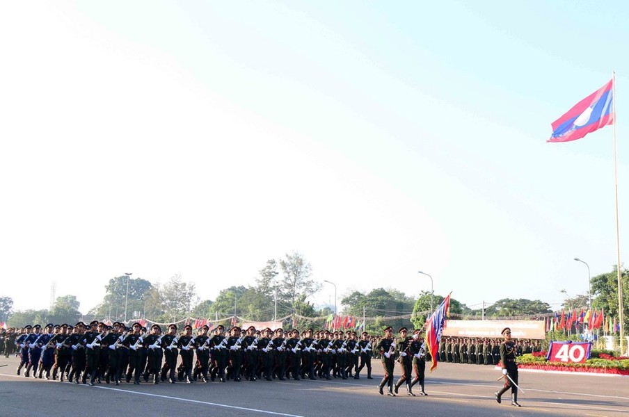 Trong lễ kỷ niệm 40 năm Quốc khánh nước Cộng hòa Dân chủ Nhân dân Lào (2/12/1975-2/12/2015),  Quân đội Nhân dân Lào đã tham gia cuộc diễu binh hoành tráng với sự tham gia của nhiều quân, binh chủng. Nguồn ảnh: Vietnam Plus