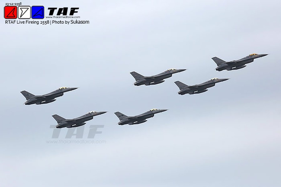  Tiêm kích F-16 hiện là mẫu máy bay chiến đấu “xương sống” của Không quân Hoàng gia Thái Lan. Tuy nước này đã có những máy bay JAS-39 Gripen C/D hiện đại nhưng F-16 vẫn chiếm giữ vai trò rất quan trọng, là nền tảng sức mạnh của Không quân Thái Lan. Ảnh: Đội hình F-16 trong cuộc tập trận bắn ném.