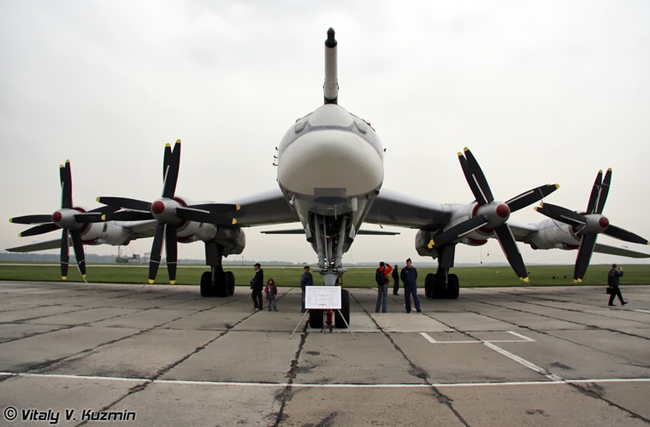 Tu-95MS là máy bay ném bom chiến lược sử dụng động cơ tuốc bin cánh quạt lớn nhất thế giới hiện nay và là duy nhất trên thế giới còn hoạt động tới ngày nay. Mỗi chiếc  máy bay ném bom Tu-95MS có chiều dài đến 46,2m, sải cánh đến 50,1m, trọng lượng cất cánh tối đa (mang đủ nhiên liệu và vũ khí) lên tới 188 tấn. Để vận hành "con quái vật này", cần tới phi hành đoàn 7 người.