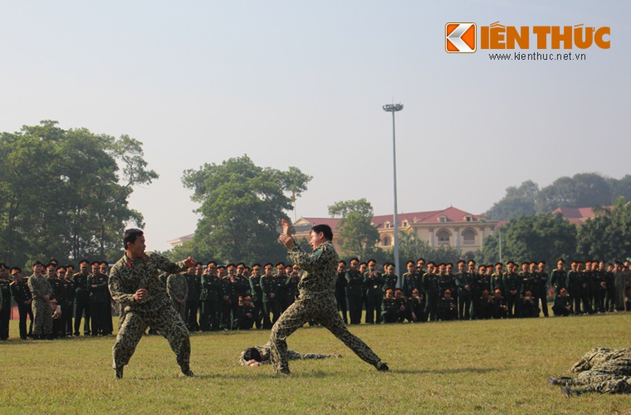 Sáng 29/02, Bộ Tư lệnh Quân khu 2 tổ chức Lễ ra quân huấn luyện năm 2016 và phát động thi đua “đoàn kết, sáng tạo, kỷ cương, quyết thắng”. Trung tướng Dương Đức Hòa, Ủy viên Quân ủy Trung ương, Phó Bí thư Đảng ủy, Tư lệnh Quân khu dự và phát biểu chỉ đạo. Ảnh: Những màn đối kháng "một đấu một", "một đấu bốn"... luôn thể hiện những ngón đòn điêu luyện, chính xác của bộ đội tiểu đoàn đặc công 19 thuộc Bộ Tham mưu Quân khu 2.