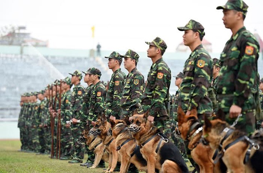 “Các đồng chí biểu diễn rất đẹp, điều này chứng tỏ các đồng chí đã luyện tập rất công phu”, đó là lời khen tặng của Thượng tướng Thường Vạn Toàn, Ủy viên Quốc vụ, Bộ trưởng Quốc phòng Trung Quốc dành tặng cán bộ, chiến sĩ  Bộ đội Biên phòng tỉnh Lạng Sơn trong buổi biểu diễn võ thuật và chó nghiệp vụ chiến đấu, tại sân vận động thành phố Lạng Sơn, chiều 29/3; hoạt động nằm trong khuôn khổ Giao lưu hữu nghị quốc phòng biên giới Việt – Trung lần thứ 3. Ảnh: Cán bộ, chiến sĩ biên phòng tham gia biểu diễn võ thuật tại sân vận động tỉnh Lạng Sơn.