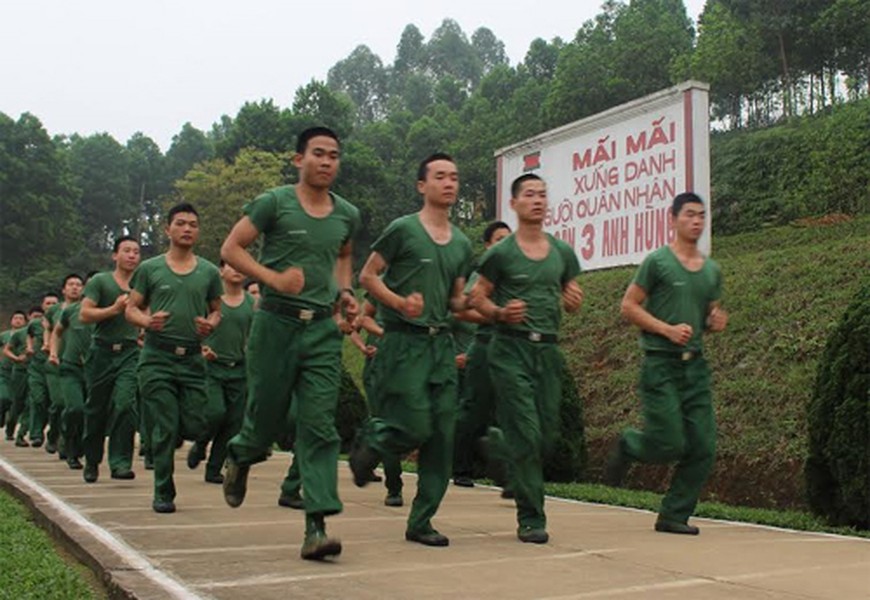 Năm nay, Trung đoàn 174, Sư đoàn 316 (Quân khu 2) đón nhận và huấn luyện chiến sĩ mới từ các tỉnh Phú Thọ, Vĩnh Phúc, Lào Cai và thành phố Hà Nội. Sau hơn một tháng, các chiến sĩ đã từng bước làm quen và ổn định với cuộc sống quân ngũ, thực hành huấn luyện những động tác cơ bản. Hiện nay, đơn vị đang đi sâu rèn luyện, hướng dẫn động tác cơ bản và cụ thể. Ảnh: Rèn thể lực mỗi bình minh thức giấc.